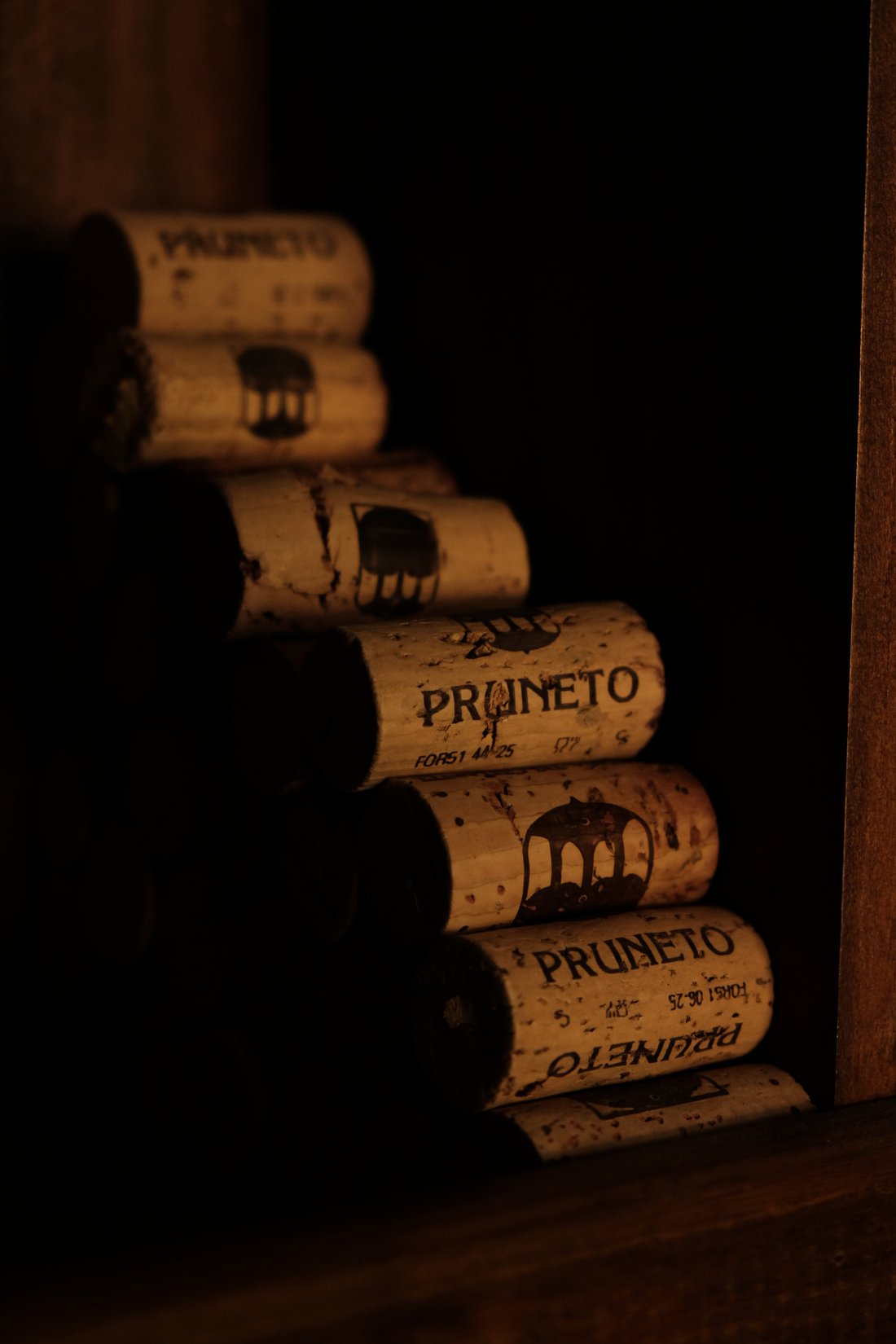 Tappi di Pruneto impilati in cantina
