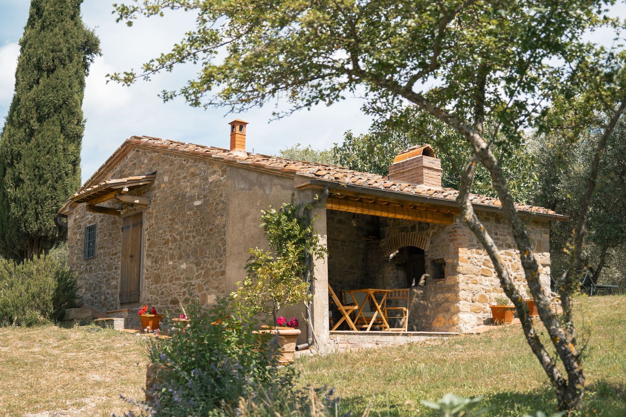 La casa del podere con il portico, tra cipressi e ulivi