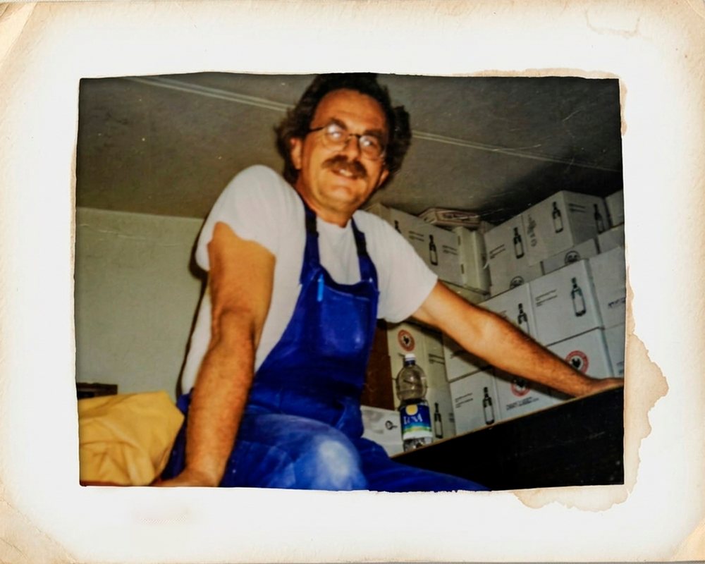 Riccardo Lanza tra le casse di vino